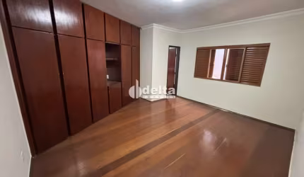 Casa residencial disponível para venda no bairro Tabajaras em Uberlândia-MG