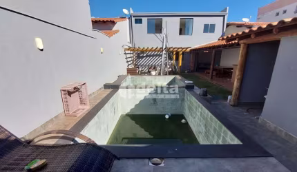 Casa residencial disponível para venda no bairro Nova Uberlândia em Uberlândia-MG