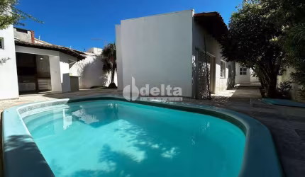 Casa residencial disponível para locação e venda no bairro Jardim Karaíba em Uberlândia-MG