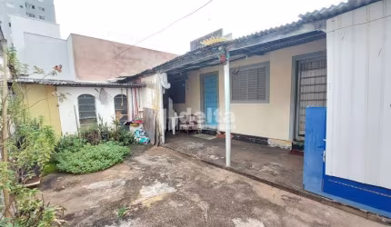 Casa residencial disponível para venda no bairro Saraiva em Uberlândia-MG.