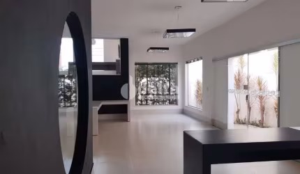 Casa comercial disponível para venda no bairro Osvaldo Rezende em Uberlândia-MG
