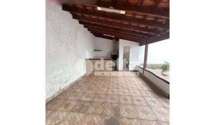 Casa residencial disponível para venda no bairro Cidade Jardim em Uberlândia-MG.