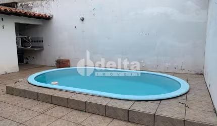 Casa residencial disponível para venda no bairro Umuarama em Uberlândia-MG