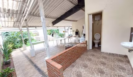 Casa residencial disponível para venda no bairro Umuarama em Uberlândia-MG