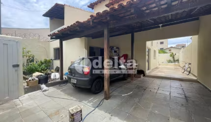 Casa residencial disponível para venda no bairro Umuarama em Uberlândia-MG