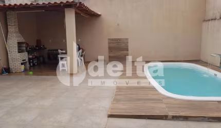 Casa residencial disponível para venda no bairro Jardim Holanda em Uberlândia - MG.