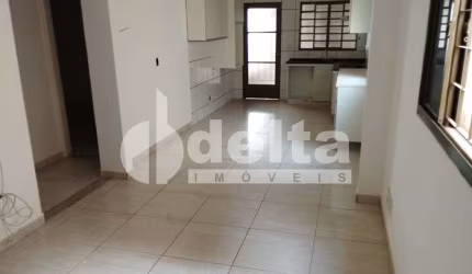 Casa residencial disponível para locação e venda no bairro Jardim Botânico em Uberlândia-MG
