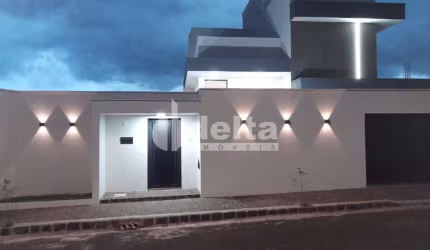 Casa residencial disponível para venda no bairro Jardim Colina em Uberlândia-MG