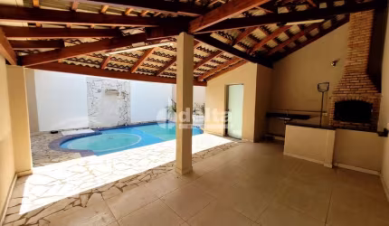 Casa residencial disponível para venda no bairro Granada em Uberlândia-MG