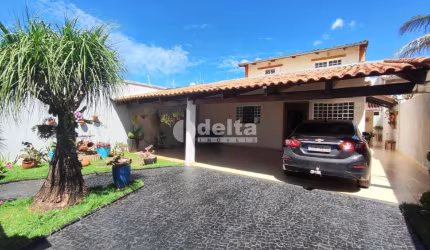 Casa residencial disponível para venda no bairro Alto Umuarama em Uberlândia-MG