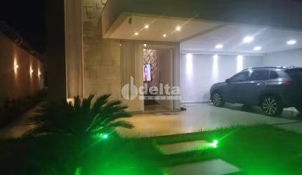 Casa residencial disponível para venda no bairro Jardim Inconfidência em Uberlândia-MG