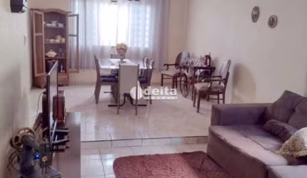 Casa residencial disponível para venda no Bairro Jardim Patrícia em Uberlândia-MG