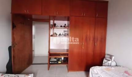 Casa residencial disponível para venda no bairro Presidente Roosevelt em Uberlândia-MG