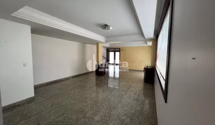 Casa residencial disponível para venda no bairro Umuarama em Uberlândia-MG