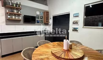 Casa residencial disponível para venda no bairro Jardim Holanda em Uberlândia - MG.