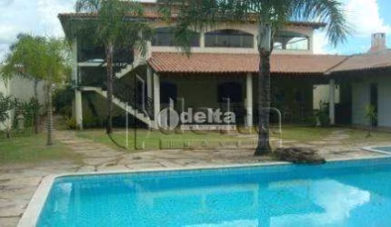 Casa residencial disponível para venda no bairro Morada da Colina em Uberlândia-MG.