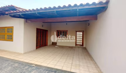Casa residencial disponível para venda no bairro Umuarama em Uberlândia-MG