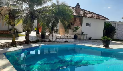 Casa residencial disponível para locação e venda no bairro Cidade Jardim em Uberlândia-MG