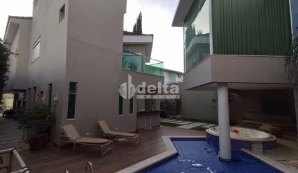 Casa residencial disponível para venda no bairro Jardim Colina em Uberlândia-MG