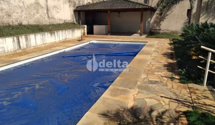Casa residencial disponível para venda no bairro Morada da Colina em Uberlândia-MG.