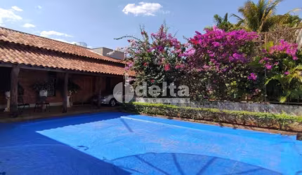 Casa residencial disponível para venda no bairro Tabajaras em Uberlândia-MG