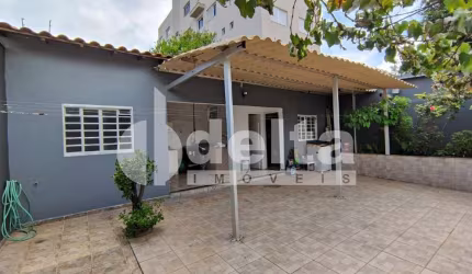 Casa residencial disponível para venda no bairro Brasil em Uberlândia-MG