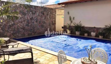 Casa residencial disponível para venda no bairro Tibery em Uberlândia-MG