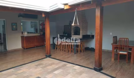 Casa residencial disponível para venda no bairro Vigilato Pereira em Uberlândia-MG