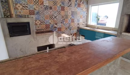 Casa residencial  disponível para venda no bairro Santa Mônica em Uberlândia-MG