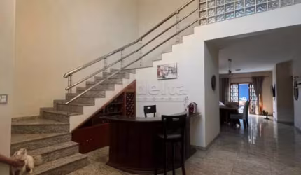 Casa sobrado disponível para venda no bairro Jardim Patrícia em Uberlândia-MG