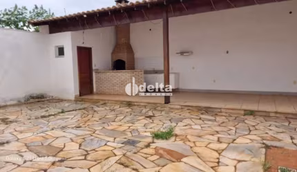 Casa disponível para locação e venda no bairro Jardim Karaiba em Uberlândia-MG.