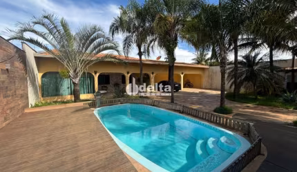 Casa mista disponível para locação e venda no bairro Jardim Karaíba em Uberlândia-MG