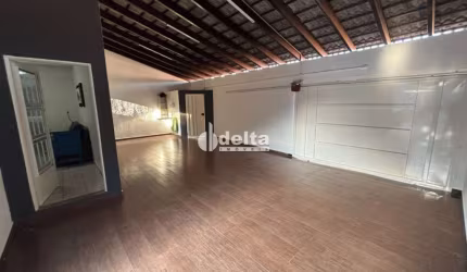Casa residencial mobiliada disponível no bairro Laranjeiras em Uberlândia-MG