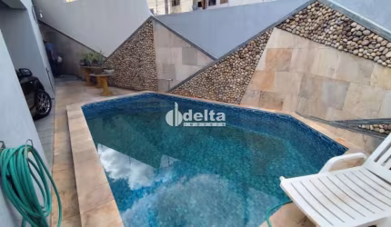 Casa residencial disponível para Locação E Venda no bairro Nossa Senhora das Graças em Uberlândia-MG.