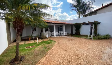 Linda casa residencial disponível para locação e venda no bairro Cidade Jardim em Uberlândia-MG