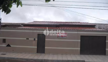 Casa disponível para locação no bairro Santa Mônica em Uberlândia-MG