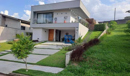 Casa com 3 suites no Villaggio Paradiso com piscina e ao lado da area de preservação.