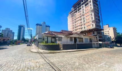 Casa com 09 salas para fins comerciais | Cadore Imóveis