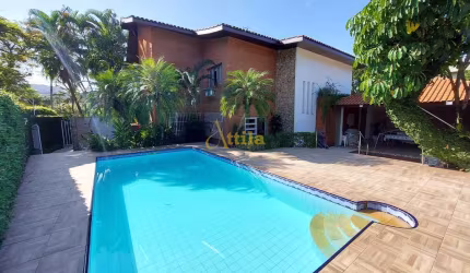 Linda casa 4 suítes, jardim, piscina, 6 vagas, Enseada