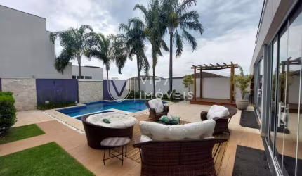 Luxuosa Casa no Condomínio Aldeia da Mata - 447m² de Área Construída