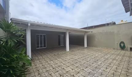 Ubatuba, Cento - Bela casa com 03 dormitórios, terreno de 306 m2. Ideal para fins comerciais!