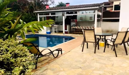 Ubatuba, Vila Verde -  Belíssima casa com 04 dormitorios e com area de lazer.