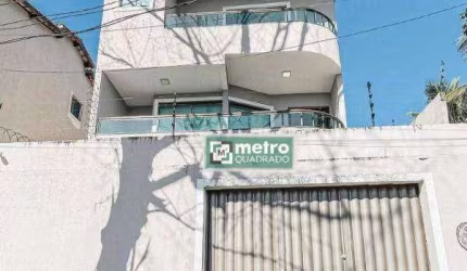 Uma casa Triplex, sendo no primeiro uma ampla sala integrada com a cozinha, 1 banheiro. Segundo andar com 3 suítes, uma delas com varanda. conta com v