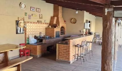 Casa à venda em Uberlândia-MG, Jardim Patrícia: 3 quartos, 1 suíte, 1 sala, 2 banheiros, 2 vagas de garagem, 180m² de área.