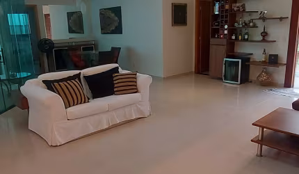 Linda Casa em Condomínio Fechado em Flores