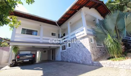 Casa com 3 Dormitórios e Piscina na Velha!