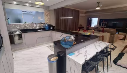 CASA TÉRREA NOVA À VENDA NO CORAÇÃO DO GONZAGA, PRÓXIMO DA PRAIA POR R$.1.350.000,00