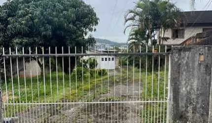 Casa com 03 dormitórios, 01 suite  e 01 vagas de garagem.