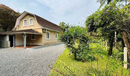 CASA  ANTIGA COM AMPLO E  BELO JARDIM