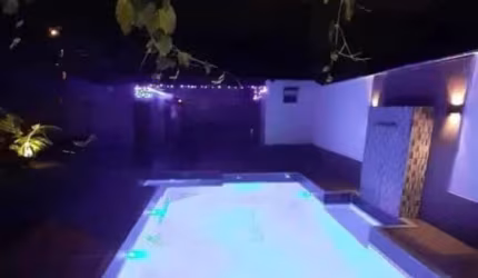 Casa com 3 quantos, 2 banheiras e uma ótima aria de lazer
